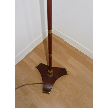 Lampa podłogowa z elementami forniru – zbliżenie